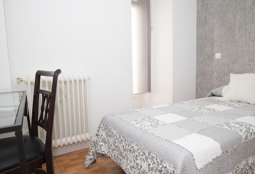 اتاق استاندارد یک نفره, Hostal Tokio