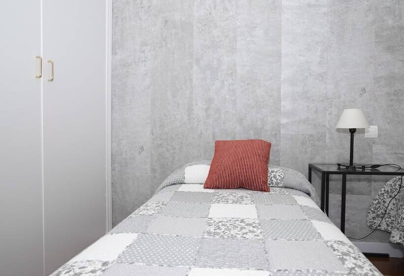 اتاق استاندارد سه نفره, Hostal Tokio
