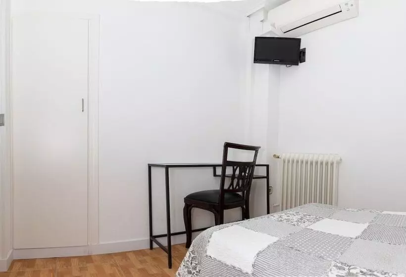 اتاق استاندارد یک نفره, Hostal Tokio