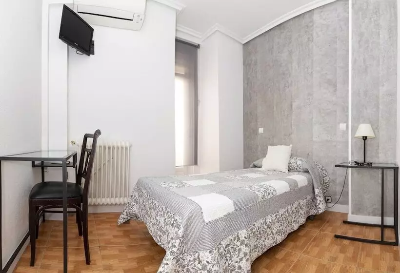 اتاق استاندارد یک نفره, Hostal Tokio