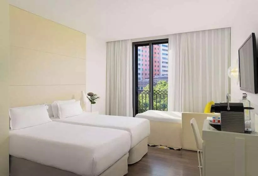 اتاق استاندارد سه نفره, H10 Urquinaona Plaza