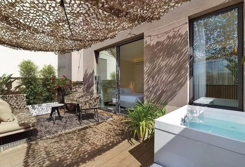 سوییت جونیور, H10 Urquinaona Plaza