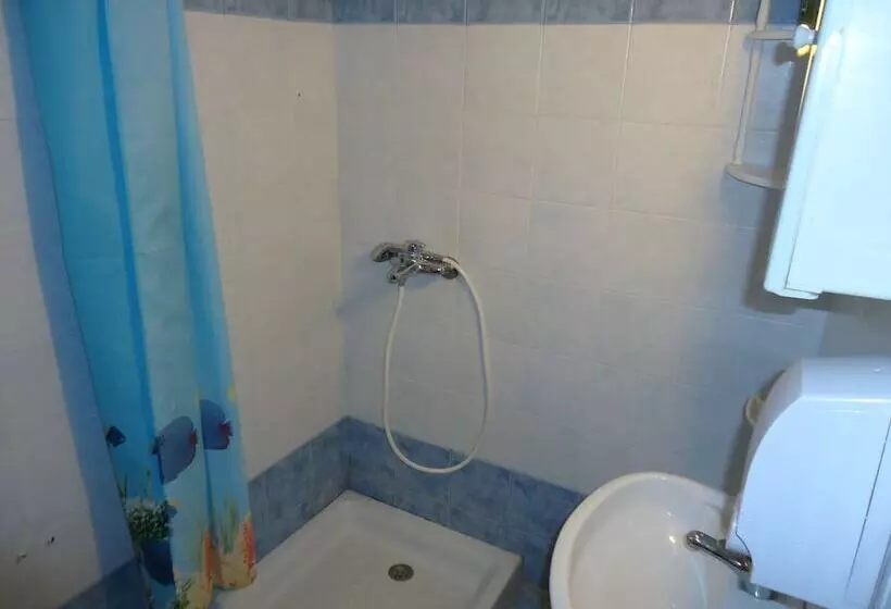 اتاق ساده سه نفره, Pension Margarita