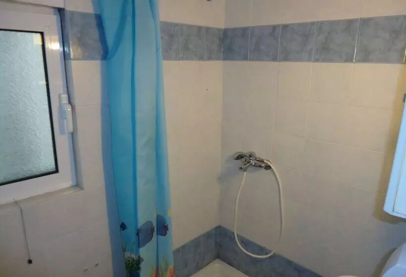 اتاق ساده سه نفره, Pension Margarita
