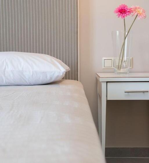 带海景标准四人间, Villa Natassa