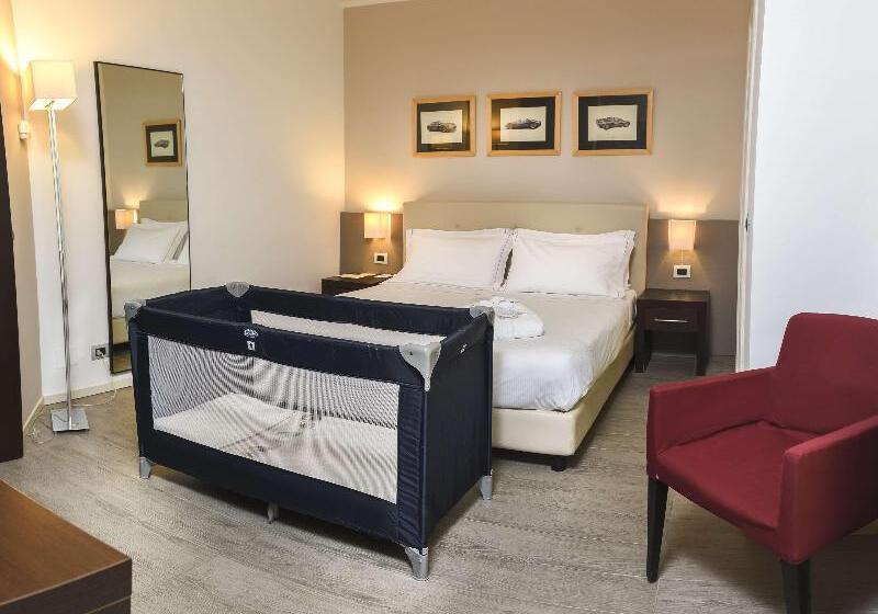 מיטת קינג בסוויטה, Best Western Plus Hotel Modena Resort