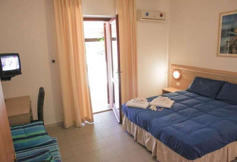 غرفة قياسية ثلاثية, Club Mezzaluna