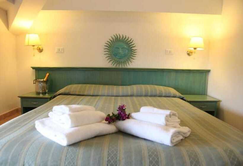 غرفة قياسية ثلاثية, Club Mezzaluna