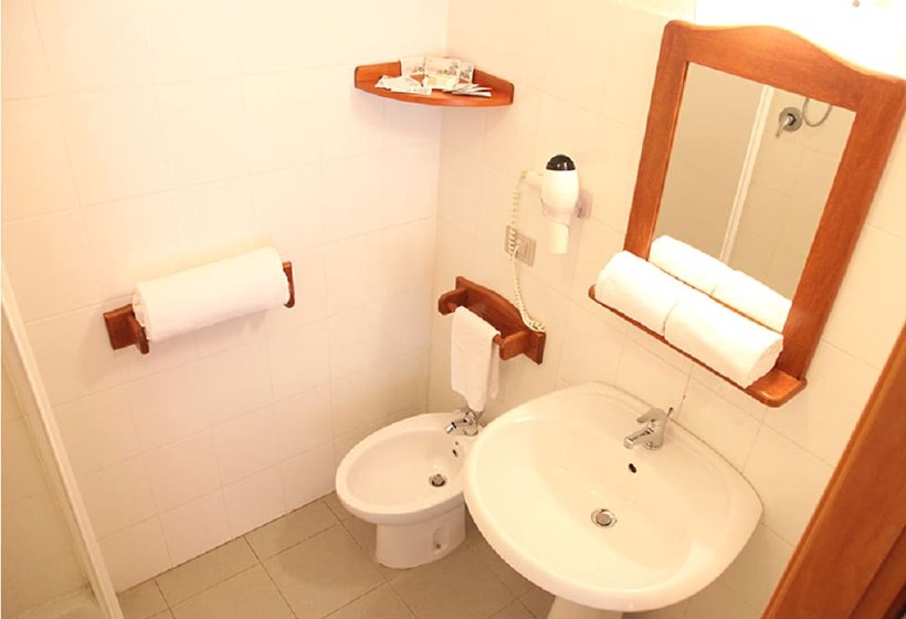 غرفة عائلية, Club Mezzaluna