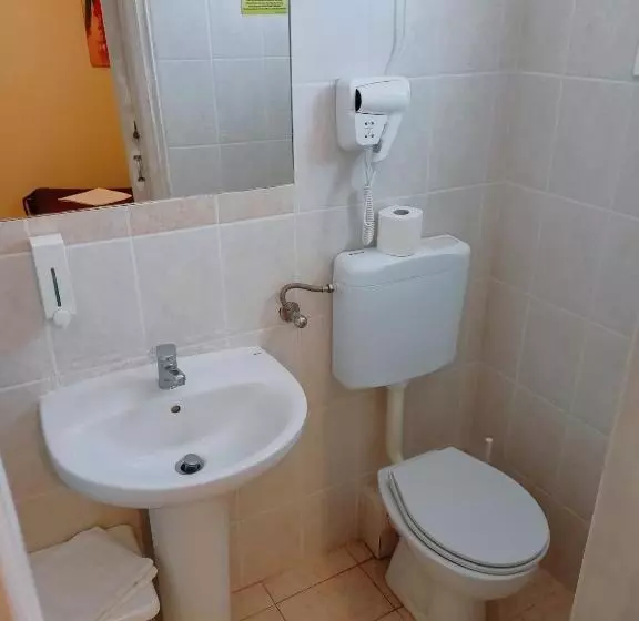 Chambre Economy Individuelle, Efstratios