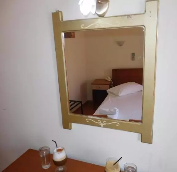 Chambre Economy, Efstratios