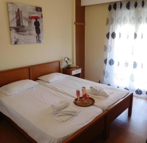 带城市景观的高级房间, Efstratios