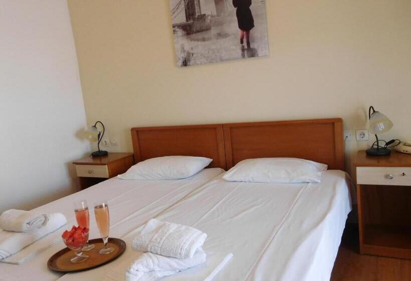 带城市景观的高级房间, Efstratios