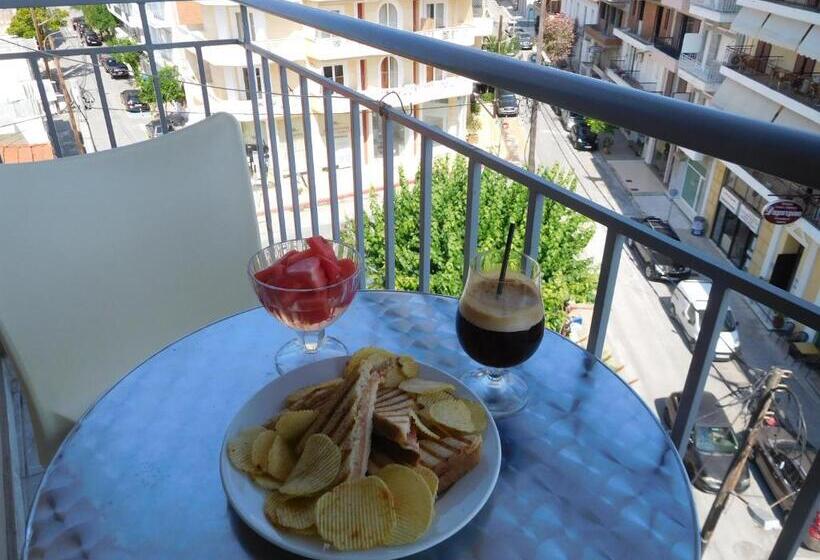 带城市景观的高级房间, Efstratios