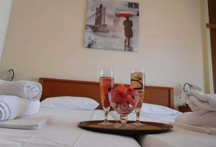 Chambre Familiale Supérieure, Efstratios