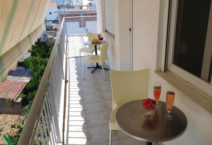 家庭房带园景, Efstratios