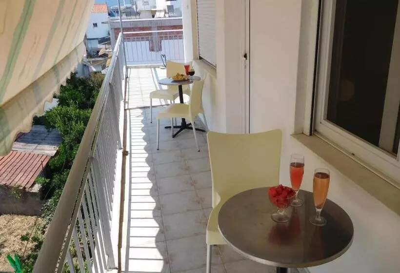 Chambre Familiale Vue Jardin, Efstratios