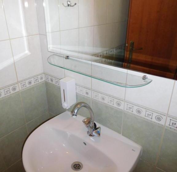 带城市景观的高级房间, Efstratios