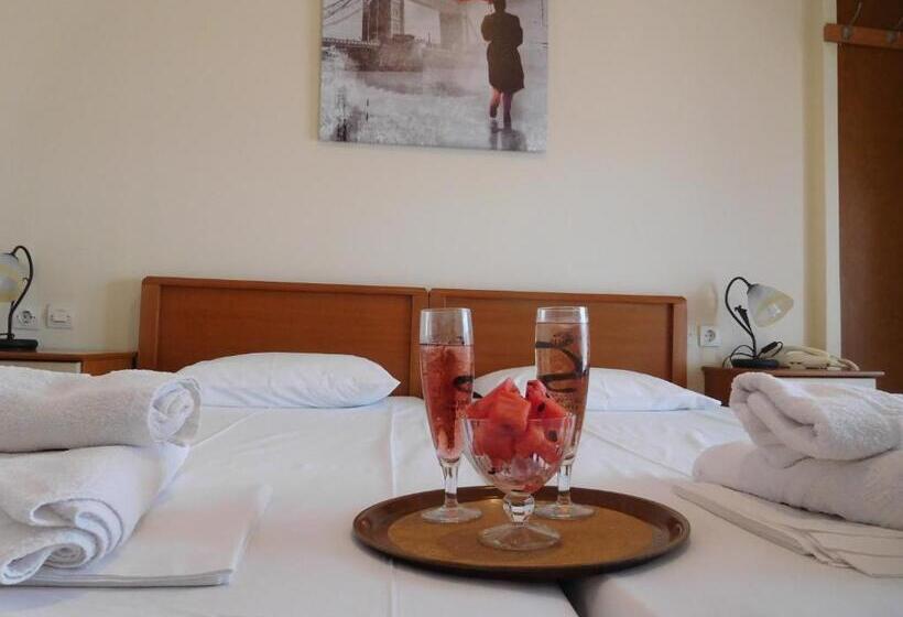 带城市景观的高级房间, Efstratios