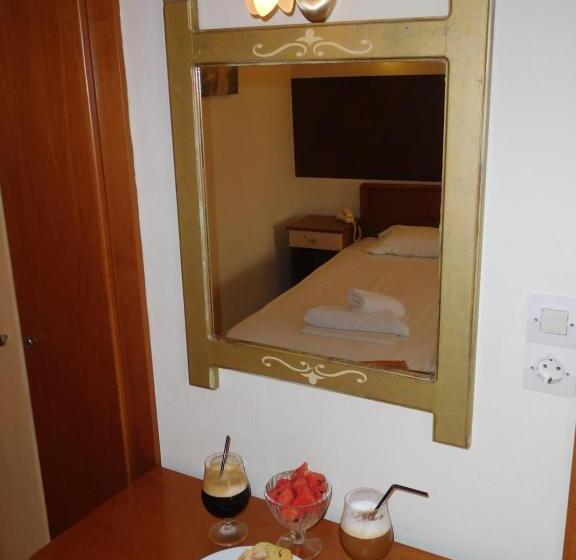 带城市景观的高级房间, Efstratios