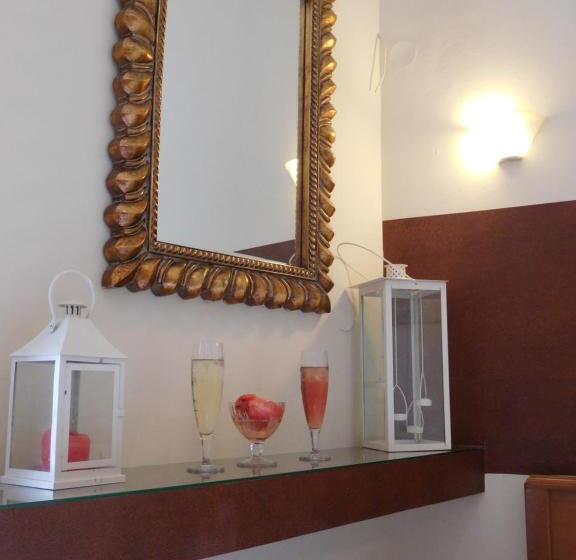 带城市景观的高级房间, Efstratios