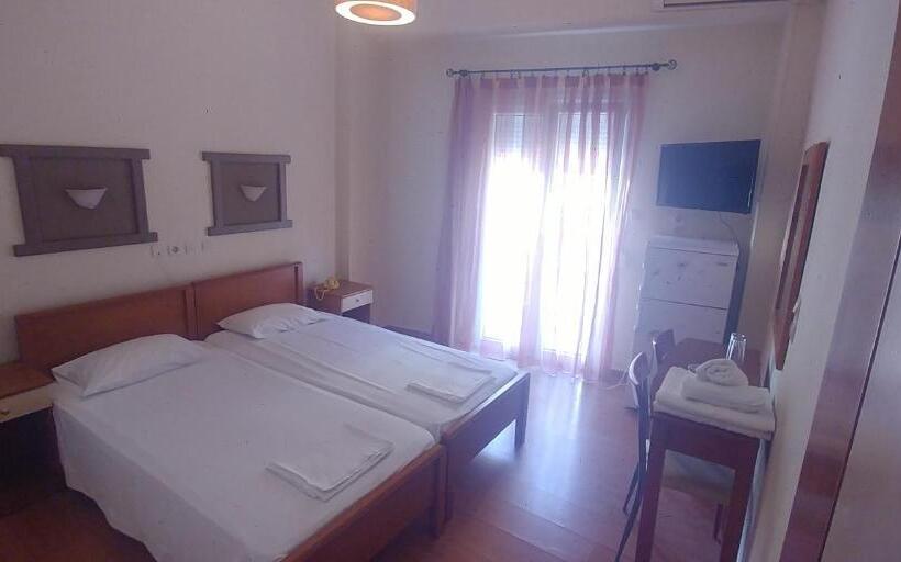 高级家庭房间, Efstratios