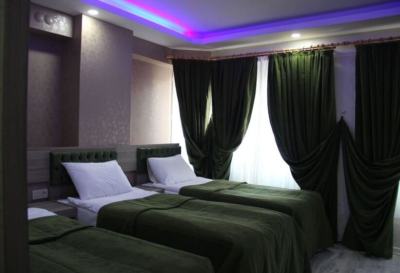 スタンダードトリプルルーム, Kaya Madrid