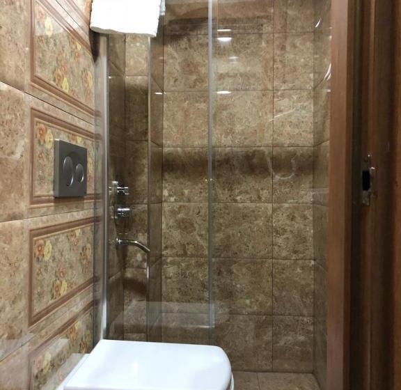 スタンダードトリプルルーム, Kaya Madrid