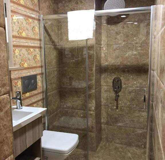 スタンダードトリプルルーム, Kaya Madrid