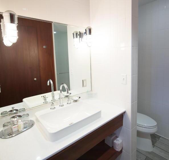 غرفة قياسية سرير ملكى, The Boathouse