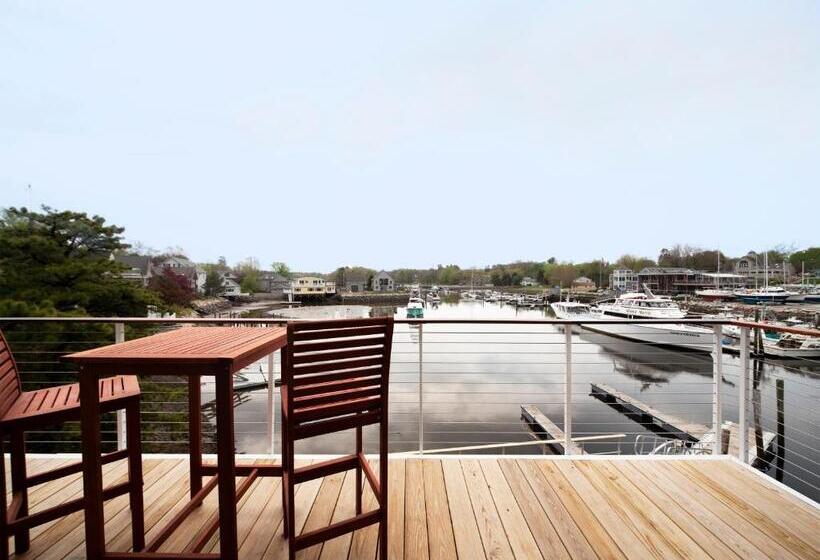 جناح سرير كينج, The Boathouse