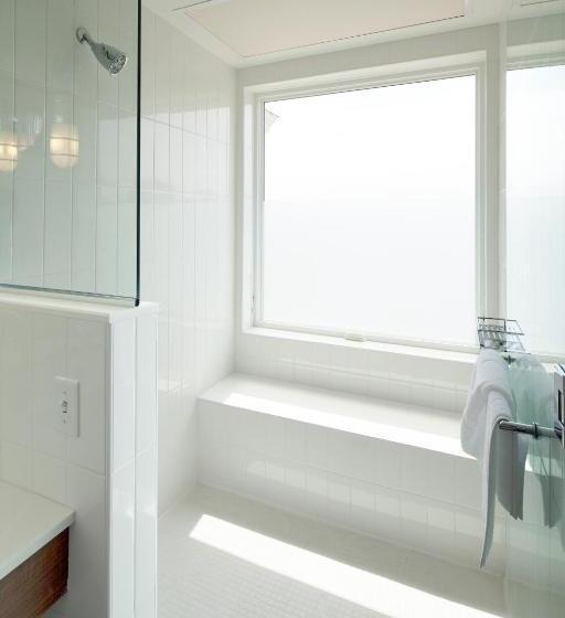 جناح سرير كينج, The Boathouse