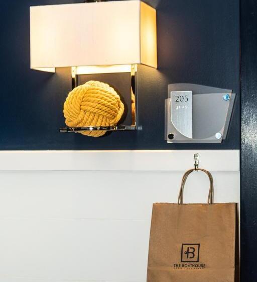 جناح مزوَّد بشرفة, The Boathouse