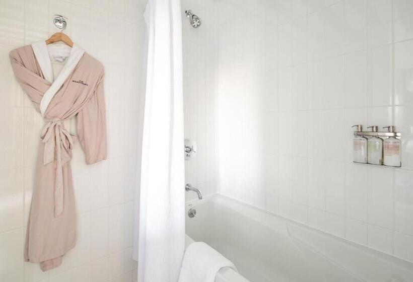 جناح مزوَّد بشرفة, The Boathouse