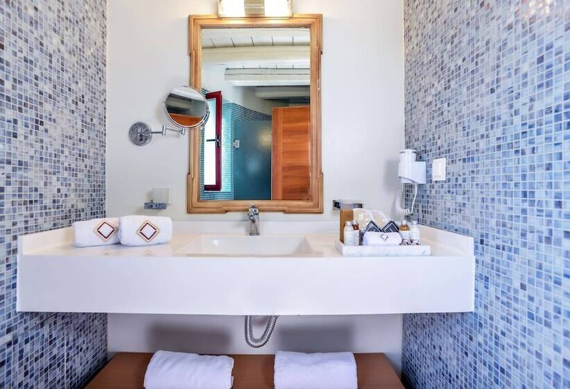 سوییت, Varos Village Boutique