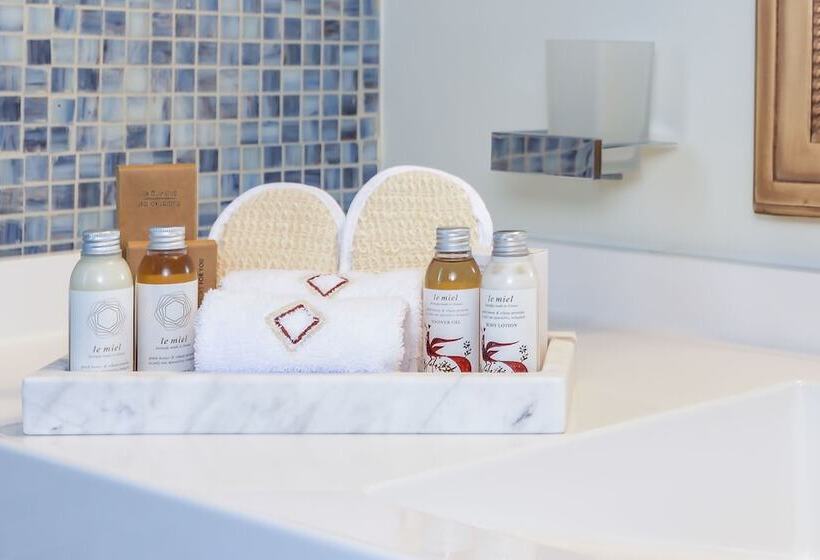 سوییت, Varos Village Boutique