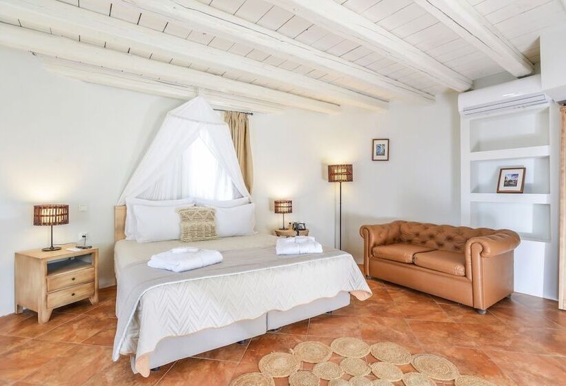 سوییت, Varos Village Boutique