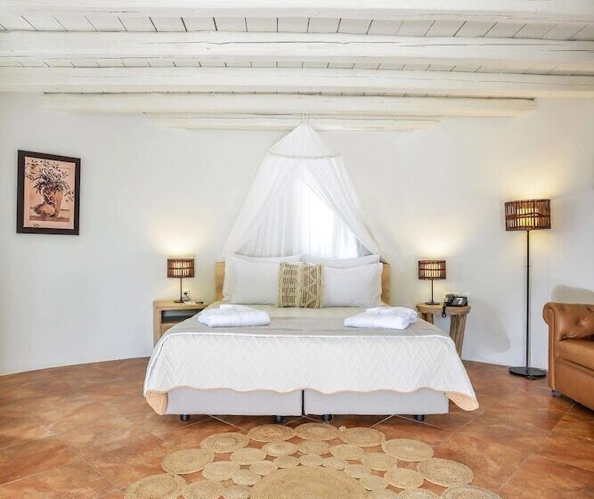 سوییت, Varos Village Boutique