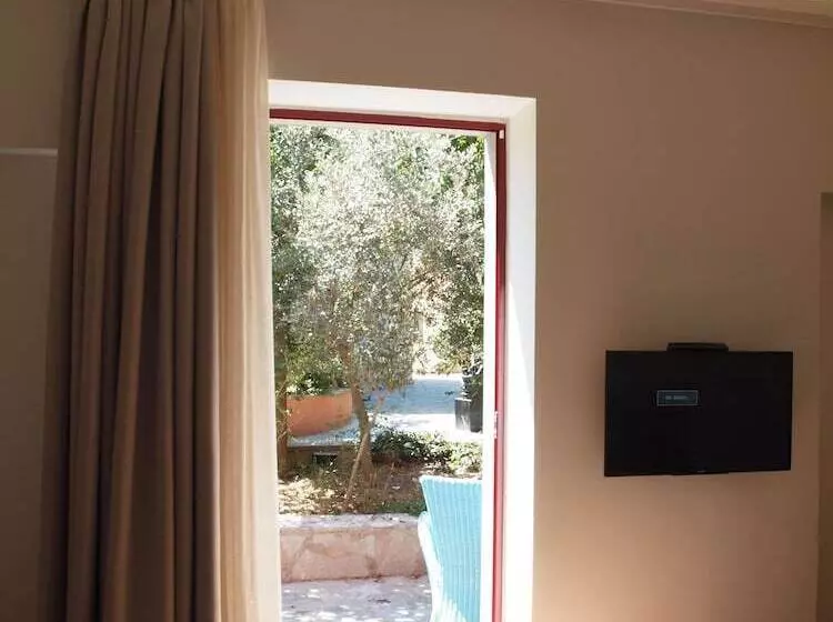 اتاق اجرایی, Varos Village Boutique
