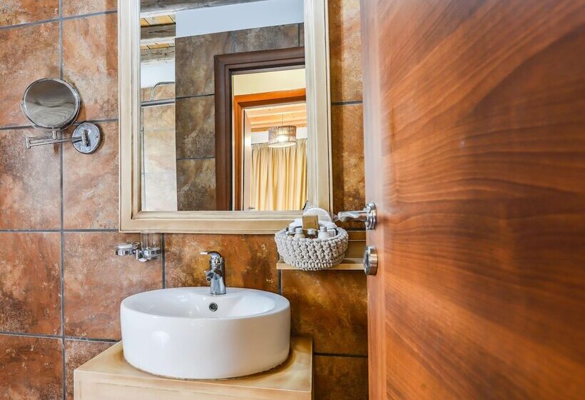 سوییت سوپریور با چشم‌انداز دریا, Varos Village Boutique