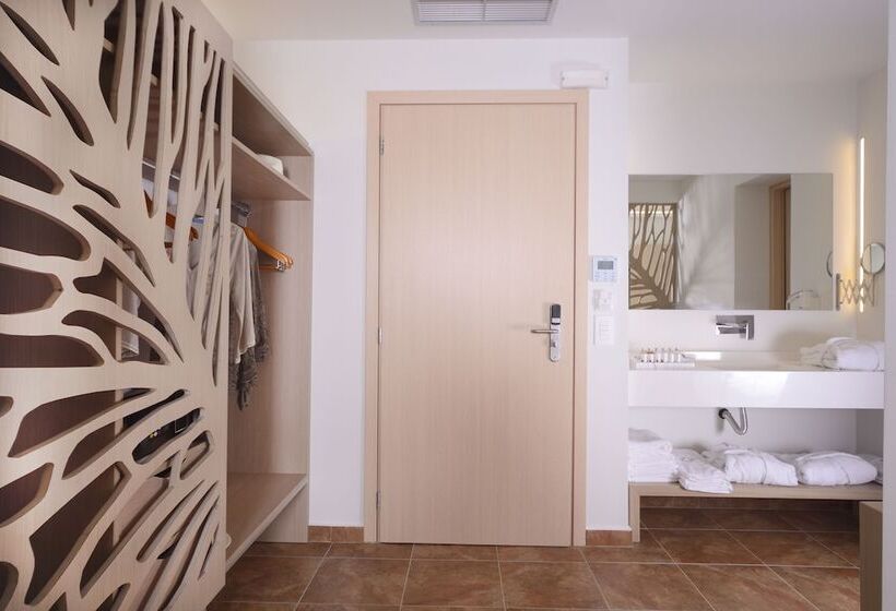 سوییت اجرایی, Varos Village Boutique