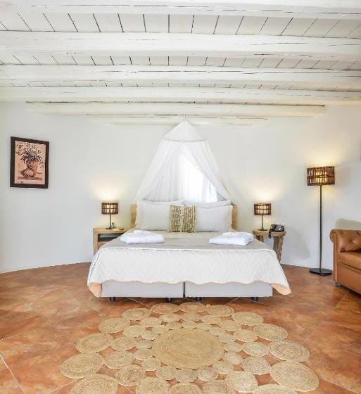 سوییت, Varos Village Boutique