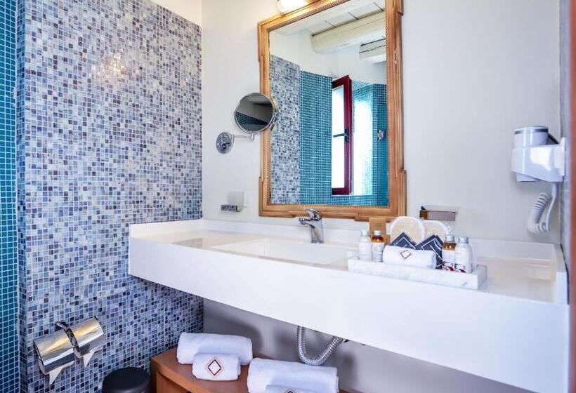 سوییت, Varos Village Boutique