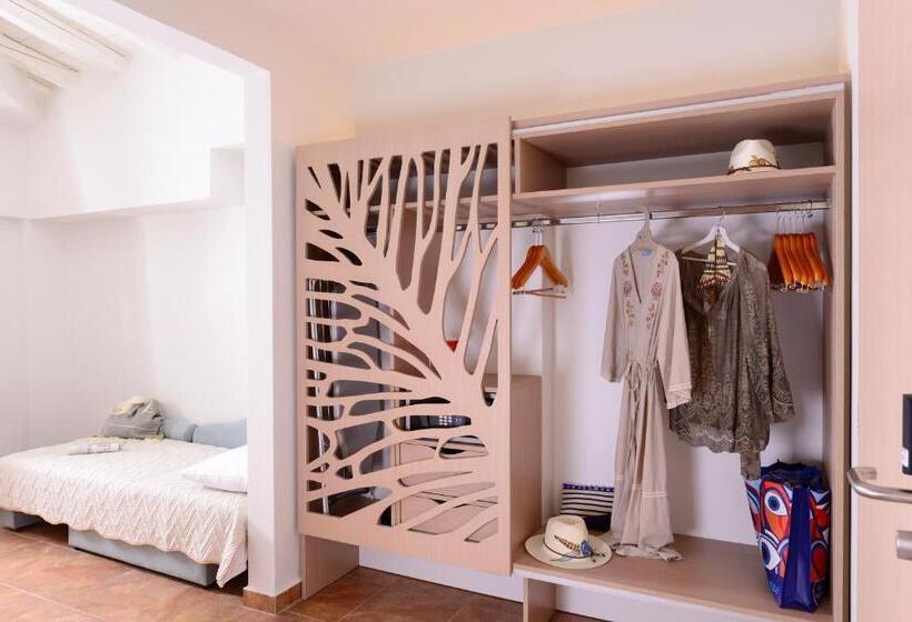 اتاق اجرایی, Varos Village Boutique