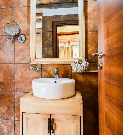 سوییت سوپریور با چشم‌انداز دریا, Varos Village Boutique