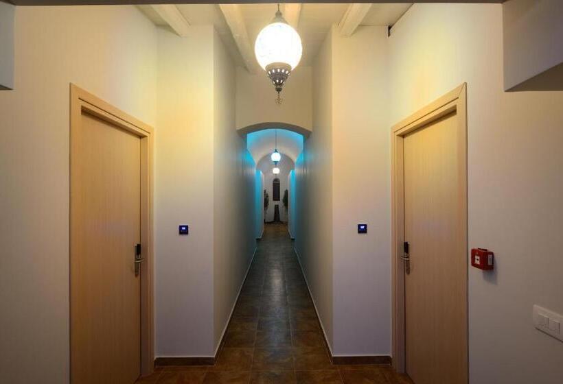 سوییت اجرایی, Varos Village Boutique