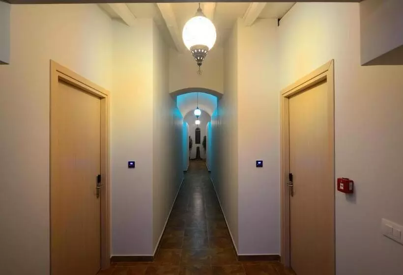 سوییت اجرایی, Varos Village Boutique