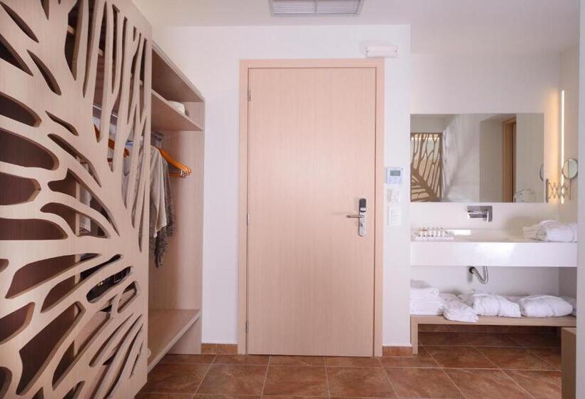 سوییت اجرایی, Varos Village Boutique