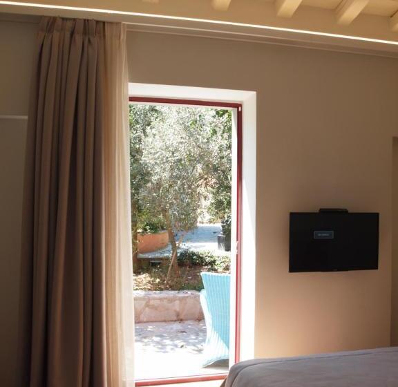 سوییت اجرایی, Varos Village Boutique