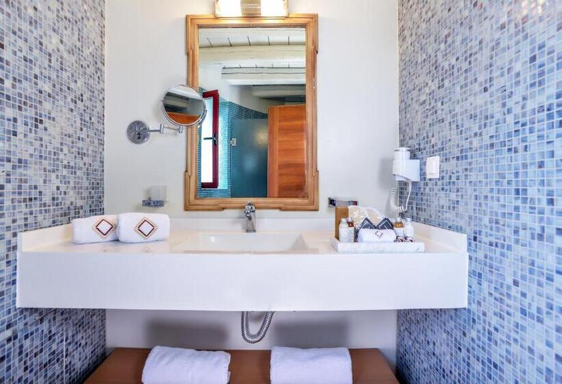 سوییت, Varos Village Boutique